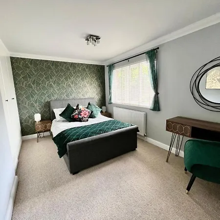 Modern Home, Close To The Centre With Parking